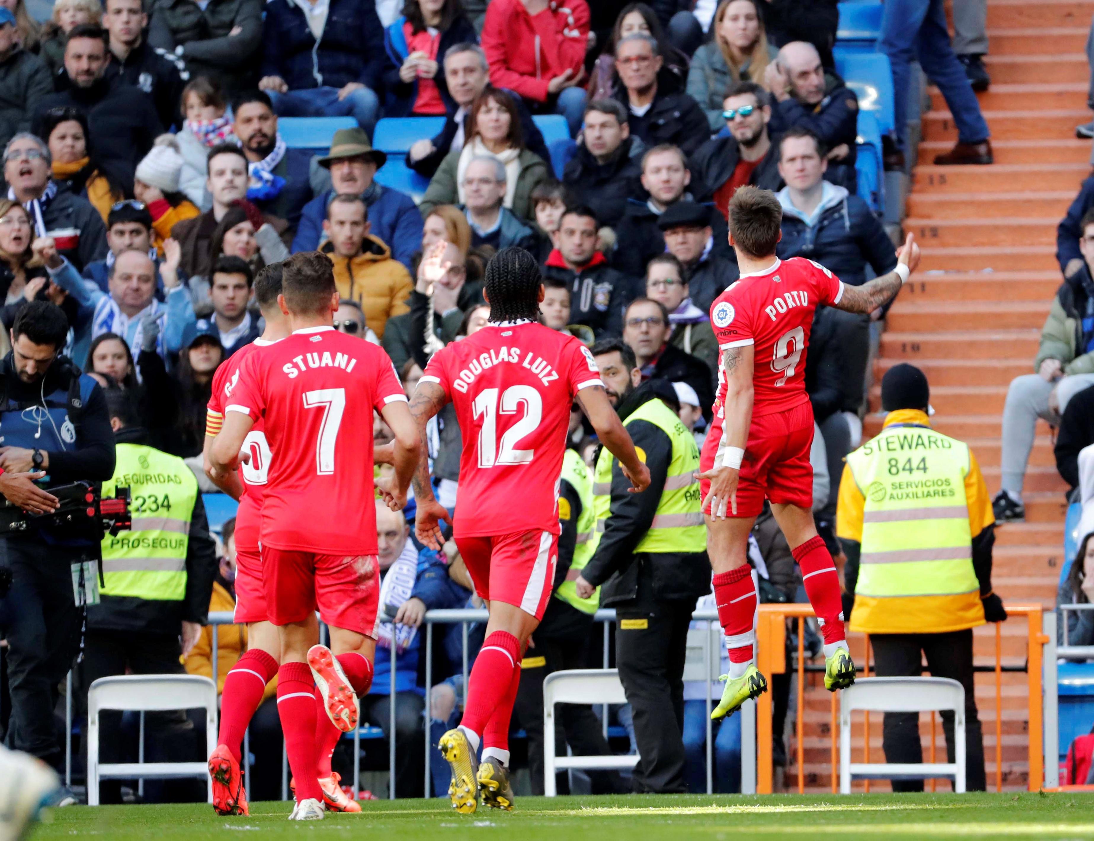 大家风范，皇马被淘汰赛后，弗洛伦蒂诺与坚守球迷握手交流.